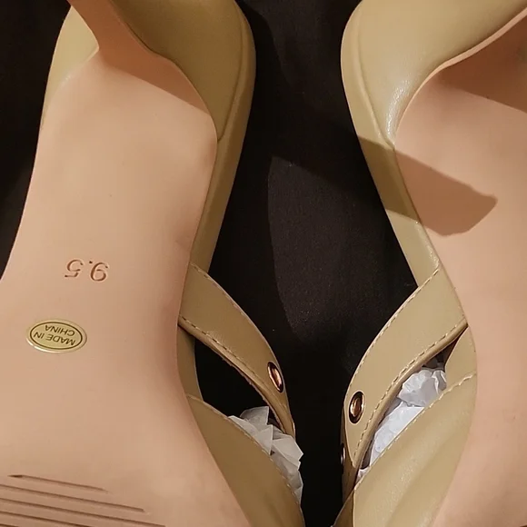 Elegant Tan Mules with Gold Accents - Picture 4 of 7